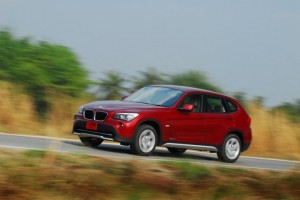 BMW X1 sDrive18i สีแ้ดง ด้านข้าง