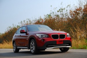 BMW X1 sDrive18i สีแ้ดง ด้านหน้า