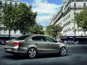 Volkswagen New Passat 2011 ด้านข้าง