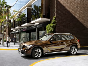 BMW X1 sDrive18i สีทอง ด้านหน้า