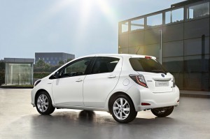 ด้านหลัง Toyota Yaris Hybrid 2013