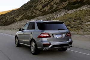 ด้านหลัง Mercedes Benz ML63 AMG 2013