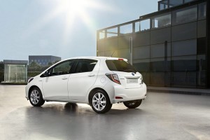 ด้านหลัง Toyota Yaris Hybrid 2012