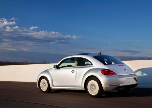 ด้านหลัง Volkswagen Beetle TDI 2013