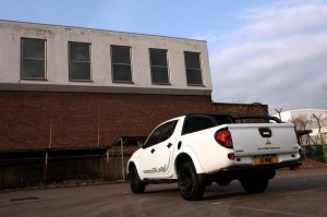 ด้านหลัง Mitsubishi L200 Barbarian Black Edition