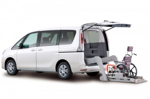 ด้านหลัง 2012 Nissan Serena S-HYBRID