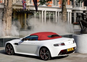 ด้านหลัง 2013 Aston Martin V12 Vantage Roadster