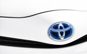 Toyota-Yaris-Hybrid-2013-widescreen