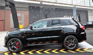 Jeep-Grand-Cherokee-SRT8-Hyun-Black-Edition-Side