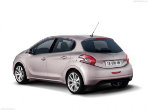 ด้านหลัง Peugeot 208 HYbrid FE