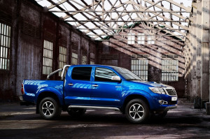 Toyota Hilux Invincible 2014 ด้านข้าง