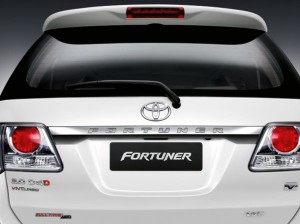 Toyota Fortuner 2013 ด้านหลัง