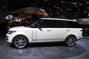 มองจากด้านข้าง Range Rover Hybrid Long Wheelbase