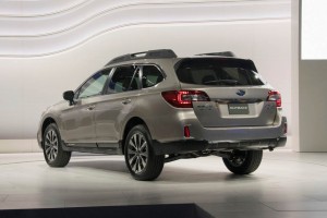 ด้านหลัง Subaru Outback 2015