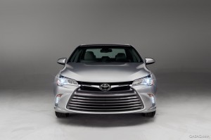 ข้างหน้า Toyota Camry 2015