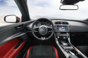 ภายในห้องโดยสารสปอร์ตหรู Jaguar XE 2016 