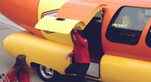 ประตูเข้าออก เวียนนาโมบิล (Wienermobile) 