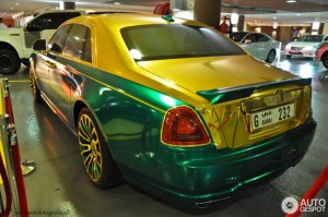 บั้นท้าย Rolls-Royce Ghost สีเขียวเหลือง