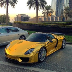 ด้านหน้า Porsche 918 Spyder สปอร์ตหรูสีทอง