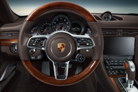 Porsche 911 พร้อมลายไม้เสริมลุกซ์