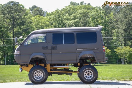 Mitsubishi Delica Changed Off-Road