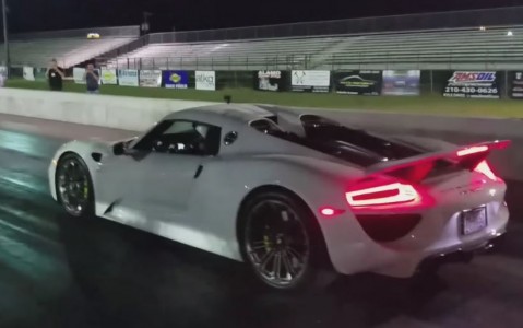 Drag Fight Prosche 918 Spyder With Ferrari LaFerrari