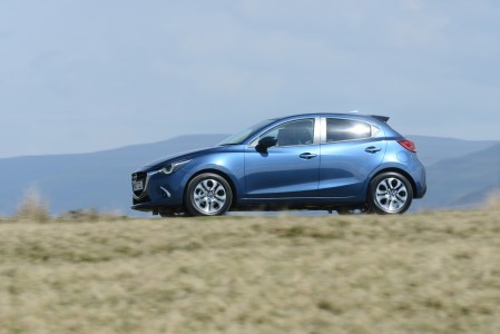 2017-mazda2-12