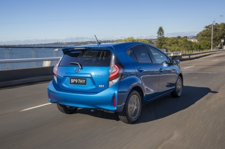 ด้านหลัง Toyota Prius C 2018_2