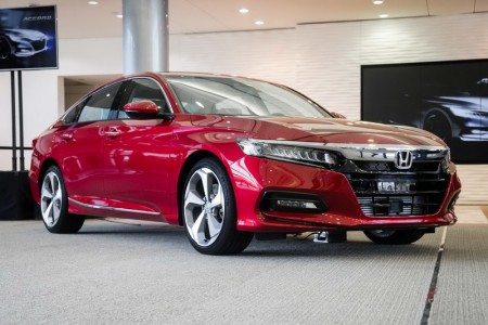 2018-Honda-Accord-front-three-quarter_resize