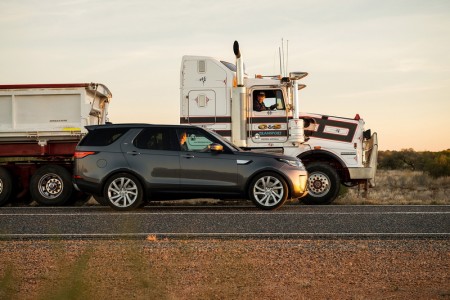 Land Rover Discovery ลากรถบรรทุกหนัก 110 ตัน_10