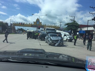 สิบล้อชนท้ายรถคันอื่นกลางแยกไฟแดง (2)