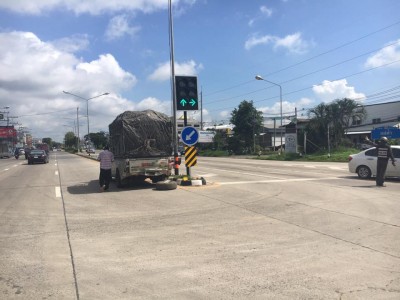 สิบล้อชนท้ายรถคันอื่นกลางแยกไฟแดง