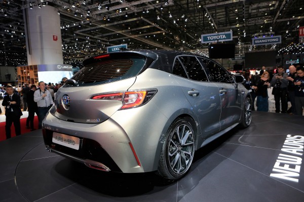 Toyota-Auris-Hybrid-11