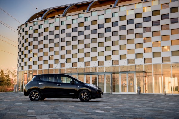 2017-nissan-leaf-black-edition-13