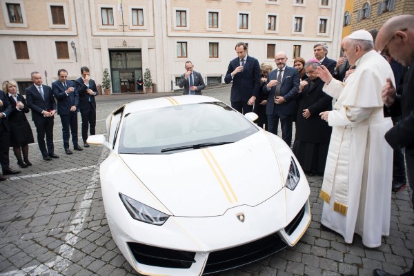 Pope-Lamborghini-Huracan-Auction-3