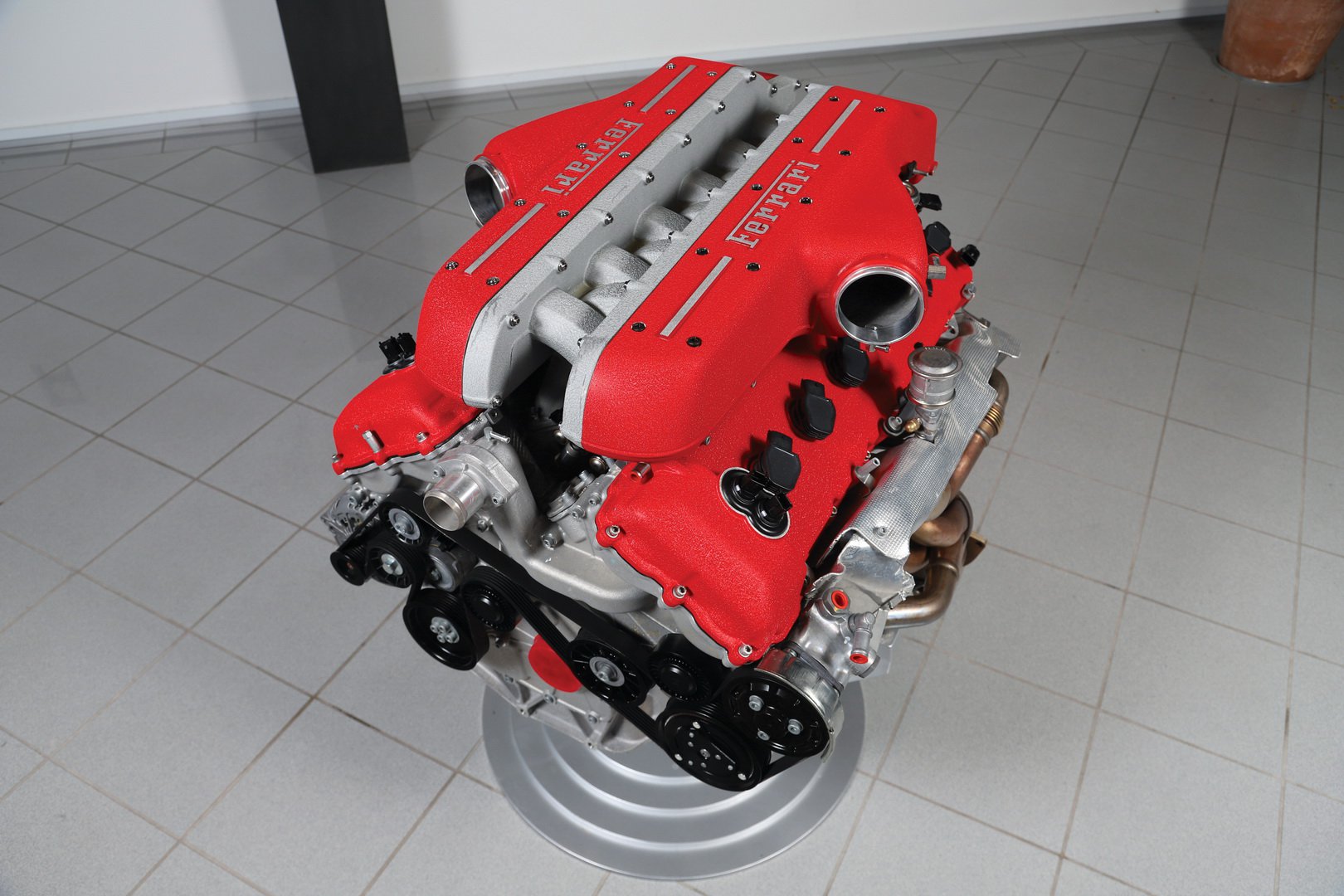 เครื่องยนต์-V12-ของ-Ferrari-6