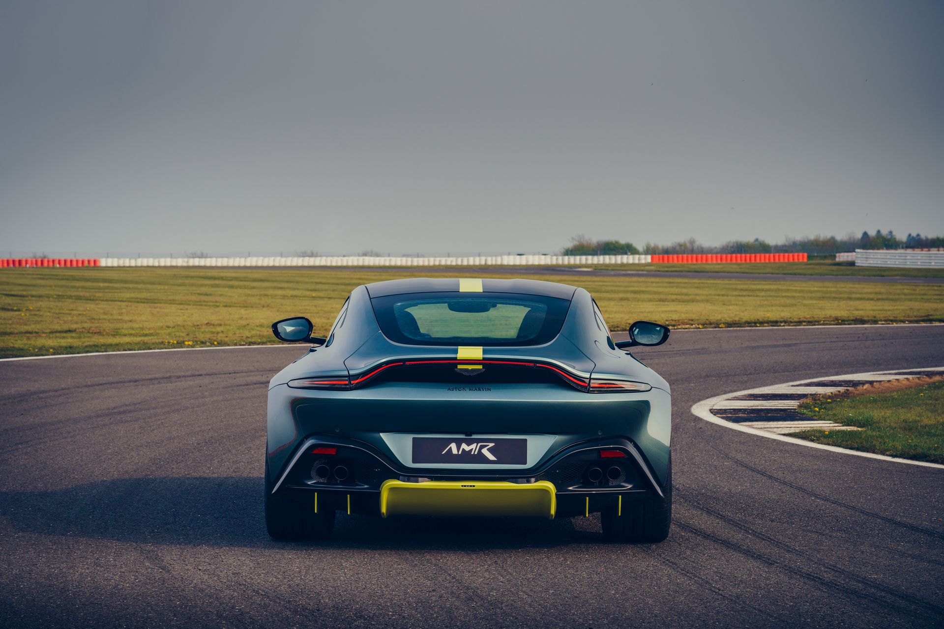 Aston-Martin-Vantage-AMR-ราคา-1