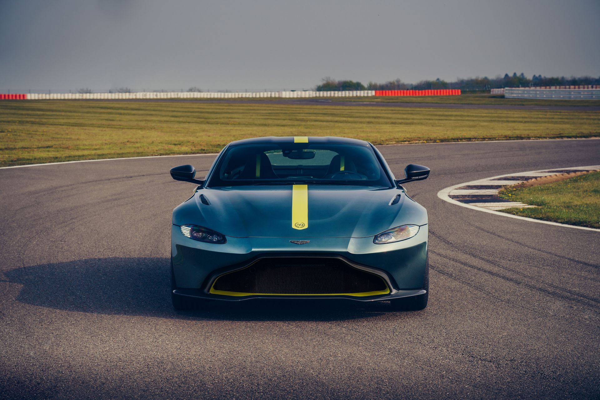 Aston-Martin-Vantage-AMR-ราคา-4