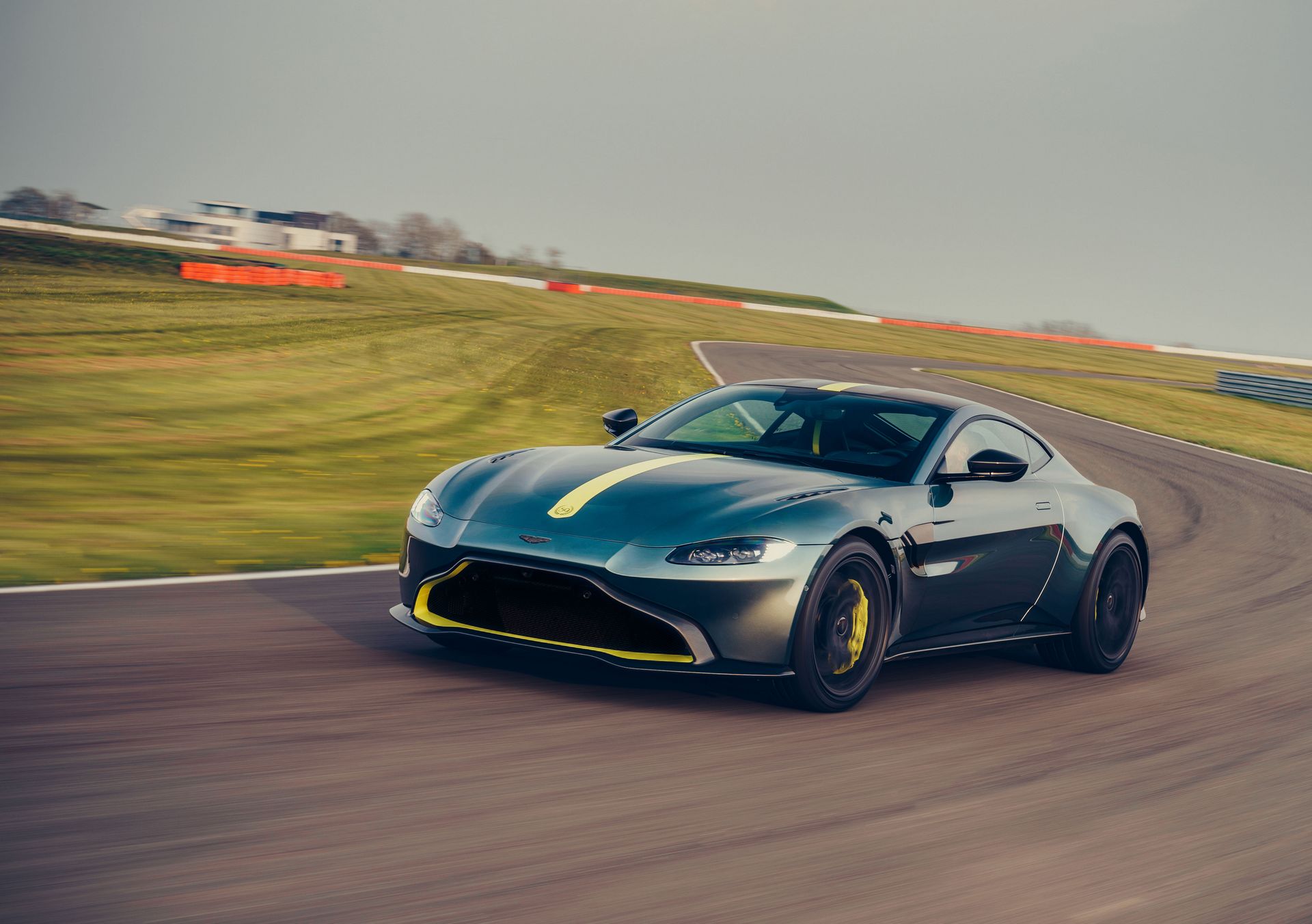 Aston-Martin-Vantage-AMR-ราคา-6