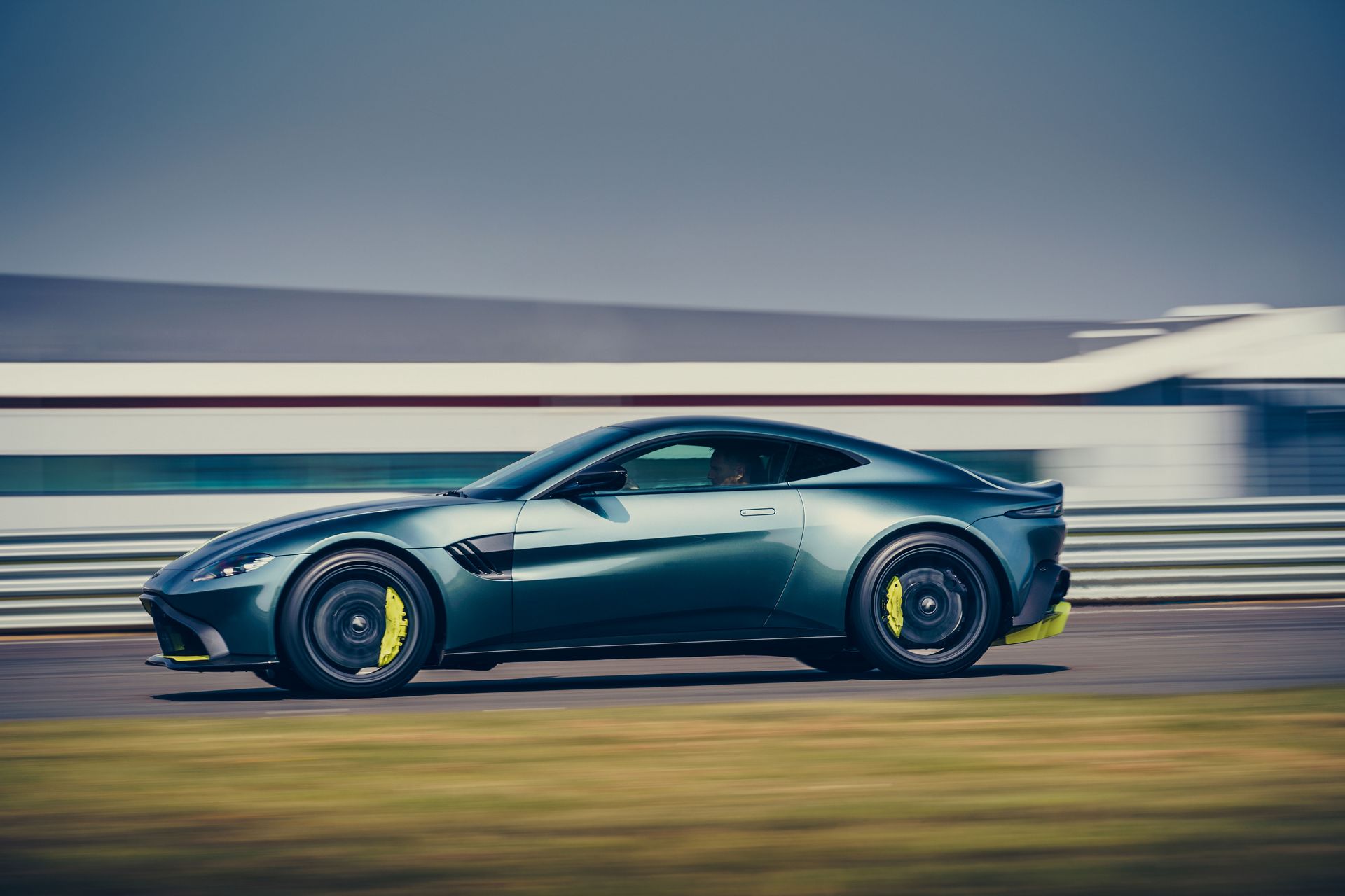 Aston-Martin-Vantage-AMR-ราคา-8