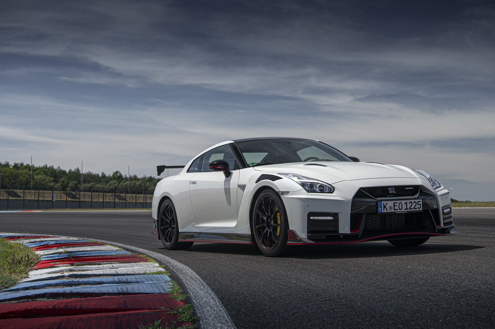 Nissan-GT-R-Nismo-2020-รุ่น-8