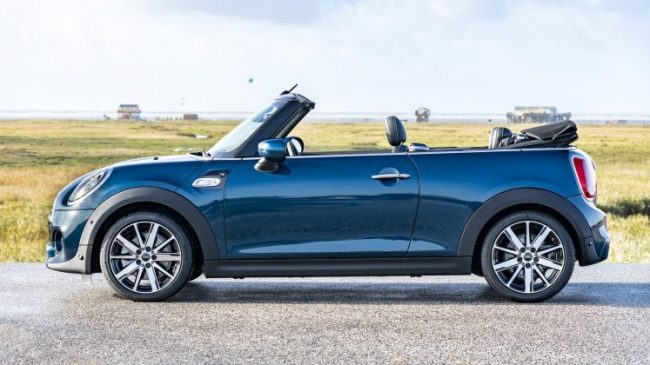 ด้านข้าง MINI Convertible Sidewalk 2020