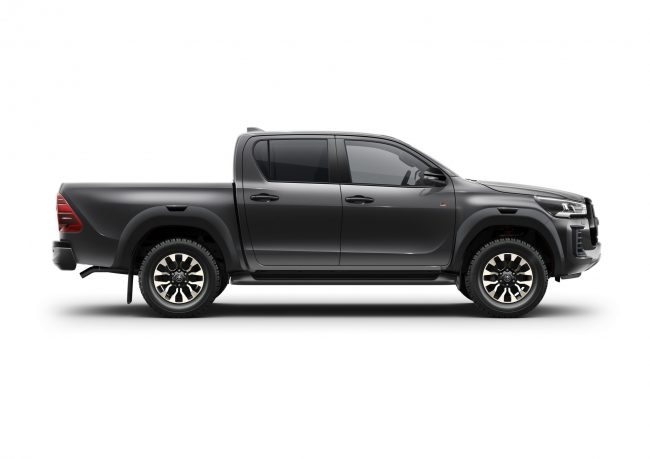 Toyota-Hilux-GR-Sport-2022-Side